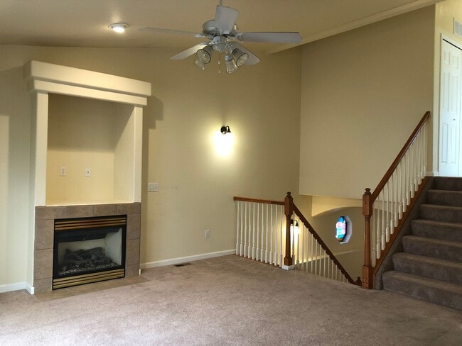 Building Photo - Bright and Open 3 Bed 3 Bath Townhome in Gated Peak View Villas