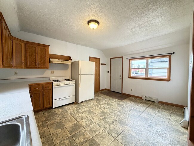 Foto del edificio - Upper Level 2 Bedroom Apartment - AVAILABLE TODAY
