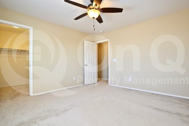 Building Photo - 34517 N Sabre Dr