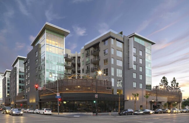 Building Photo - Vinyl Hollywood