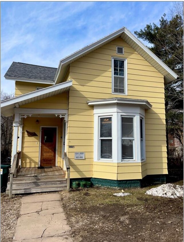 Primary Photo - Nice 4 bed 2 bath with huge backyard