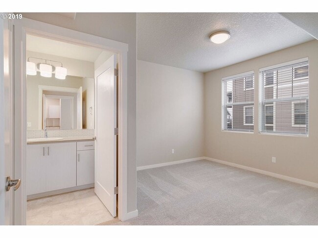 Building Photo - Great Condo with amenities
