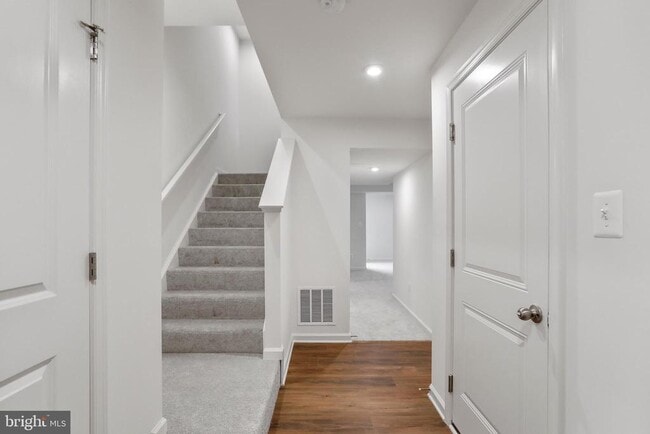 Building Photo - 233 Clifton Mnr