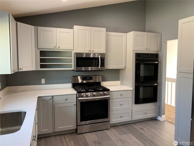 Building Photo - Beautiful 4 Bedroom Home!