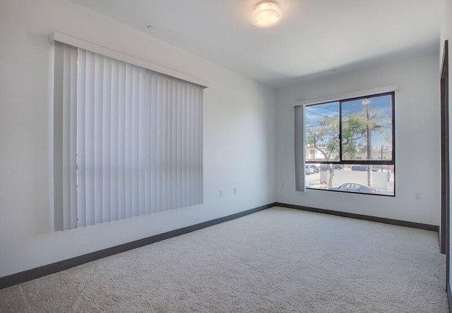 Building Photo - One Bedroom Townhome in Silver Lake