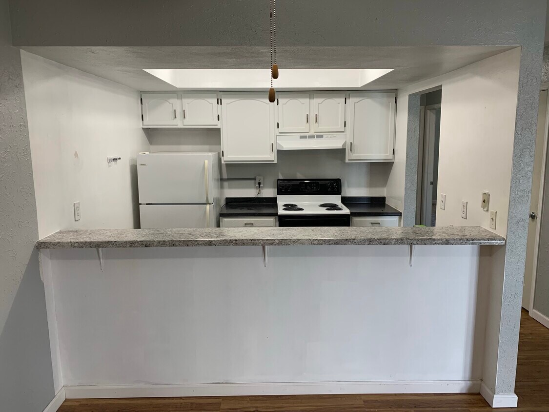 Foto principal - 2435 Lakeshore Dr