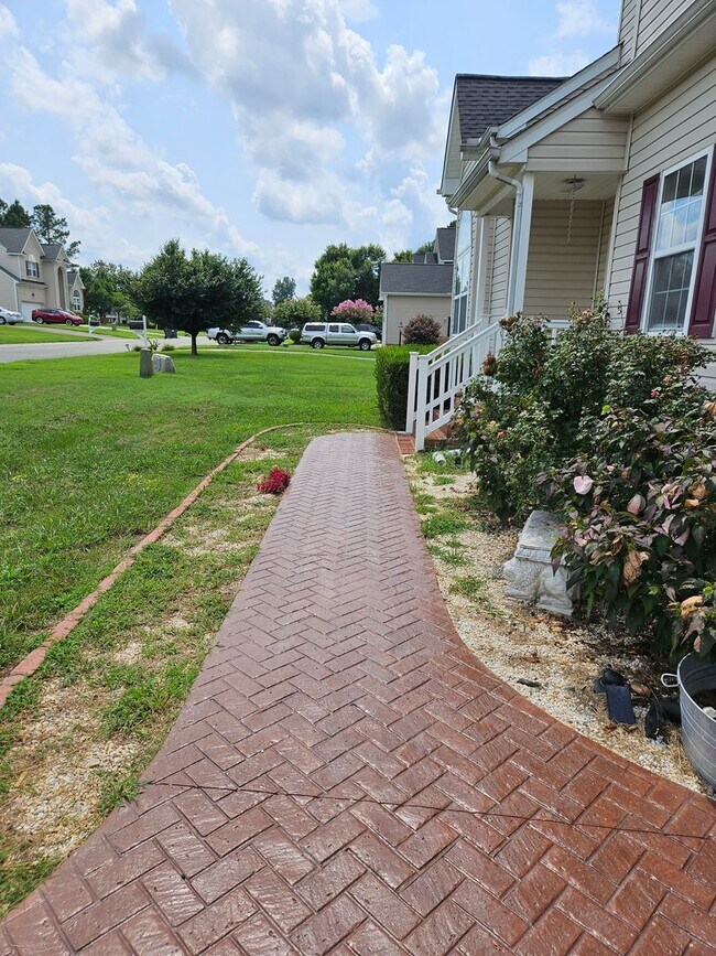 Building Photo - Newly Renovated Two-Story 4BR/2.5BA Home -...