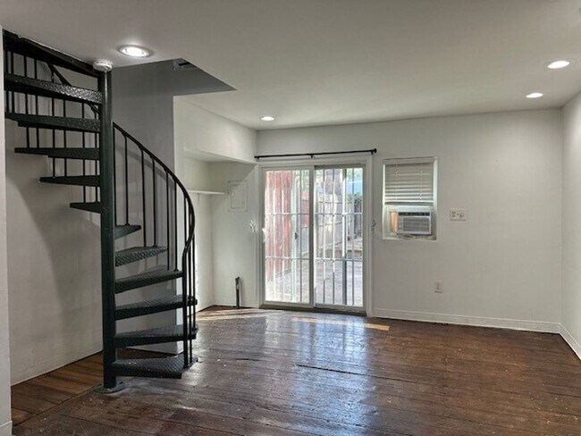 Building Photo - 1325 Bartine St