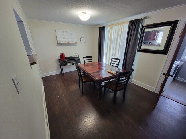 Foto del edificio - AVAILABLE JUNE - Updated 4 Bed 2 Bath