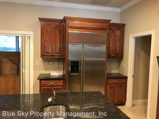 Building Photo - 4 br, 3.5 bath House - 15151 S Lipson St