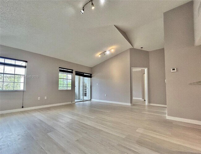 Foto del edificio - 2811 N Oakland Forest Dr