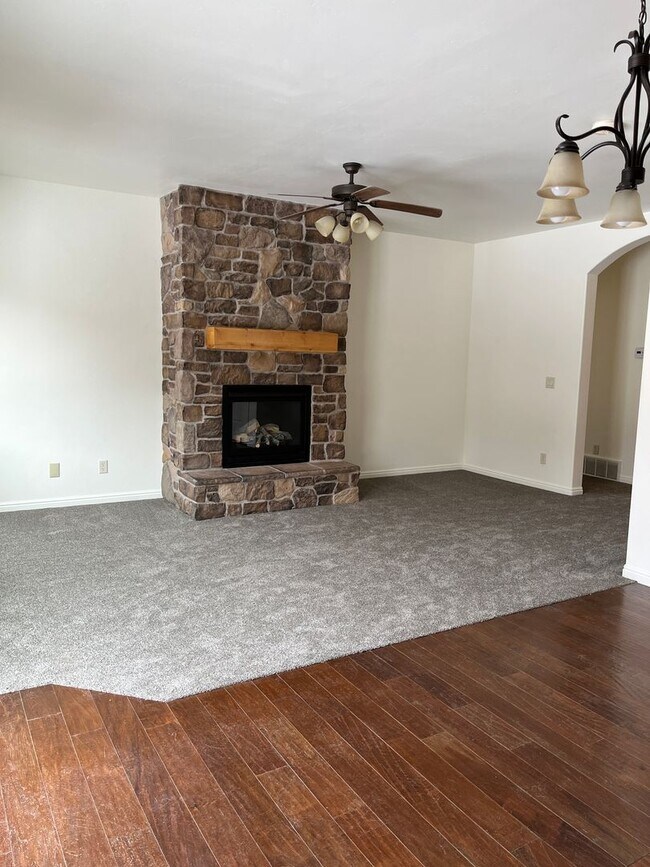 Building Photo - 1/2 Off 1st Months Rent!! 5 Bedrooms, 3 Ba...
