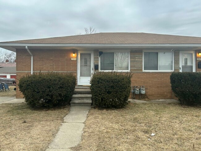 Duplex For Rent in Lincoln Park MI