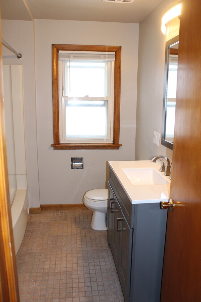 Baño renovado - 525 Bellevue St