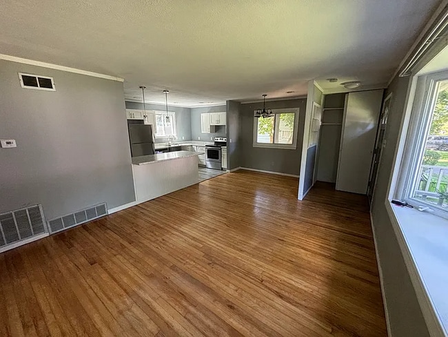 Building Photo - 305 Hunt Dr