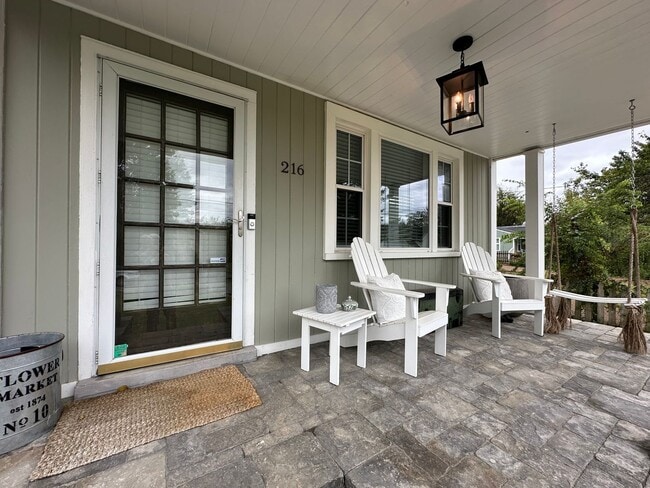 Foto del edificio - Sylvan Park Fully Furnished Home and Guest House-Shorter Term Leases Available!