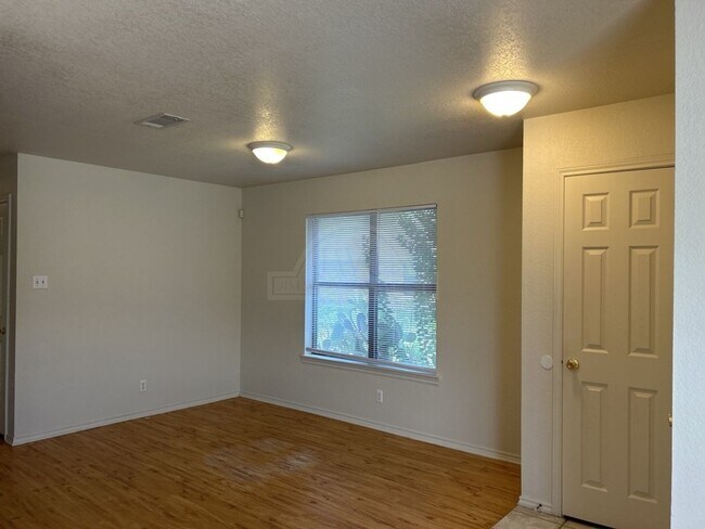 Foto del edificio - 914 McDaniel Cir