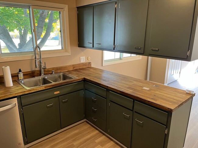 Building Photo - Clean Remodeled Midtown Home!