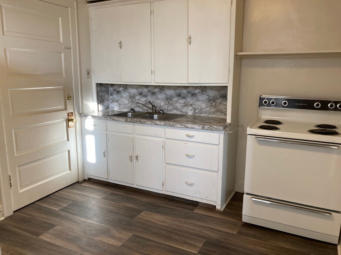 208 5th Ave SW Unit 3, Valley City, ND 58072 Apartments in Valley