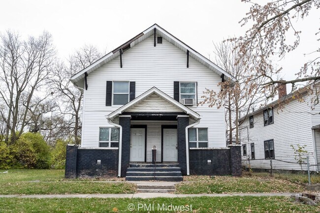 Building Photo - 3247 N Kenwood Ave