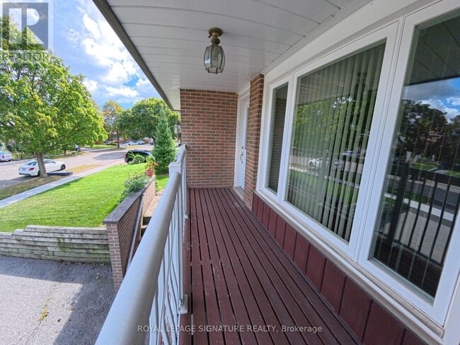 Building Photo - 3612 Birchmeadow Crescent