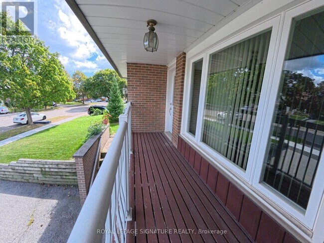 Photo du bâtiment - 3612 Birchmeadow Crescent