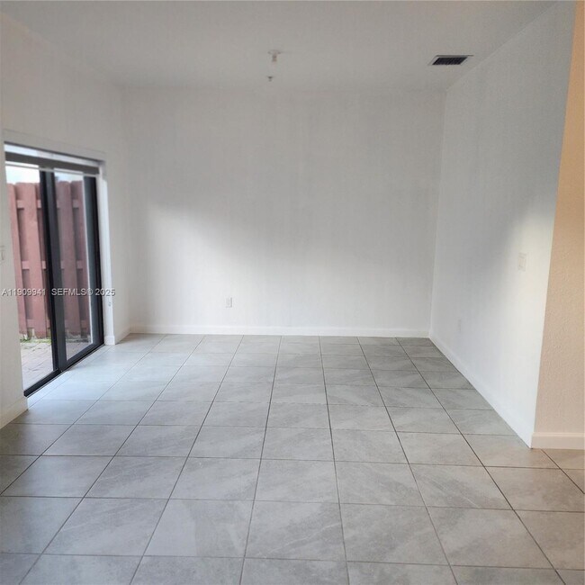 Foto del edificio - 236 SW 159th Ter