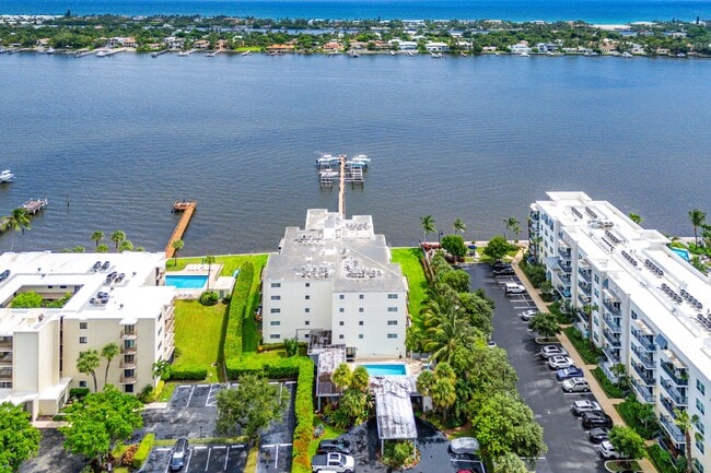 Building Photo - 1206 S Lake Dr