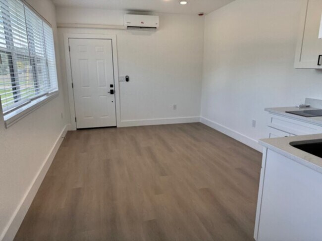 Foto del edificio - Beautiful Renovated Studio with All Utilities Included!