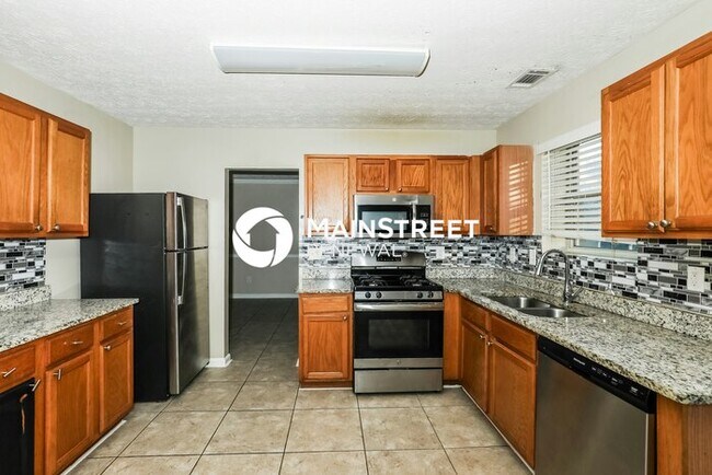 Building Photo - 4 Bedroom Pet-Friendly Home in Hampton, GA with Main Street Renewal