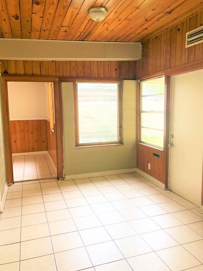 Building Photo - HUGE Lakeland 3BR/1BA w/Carport in Nice Re...