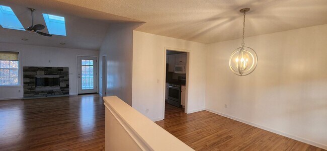 Foto del edificio - 3 bedroom / 2 bath Perfect location *Available for a 12 month lease* Unfurnished