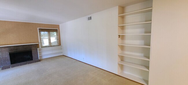 Building Photo - Great Home close to Downtown and elementar...