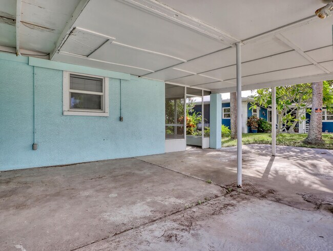 Building Photo - 2121 Pineapple Ave
