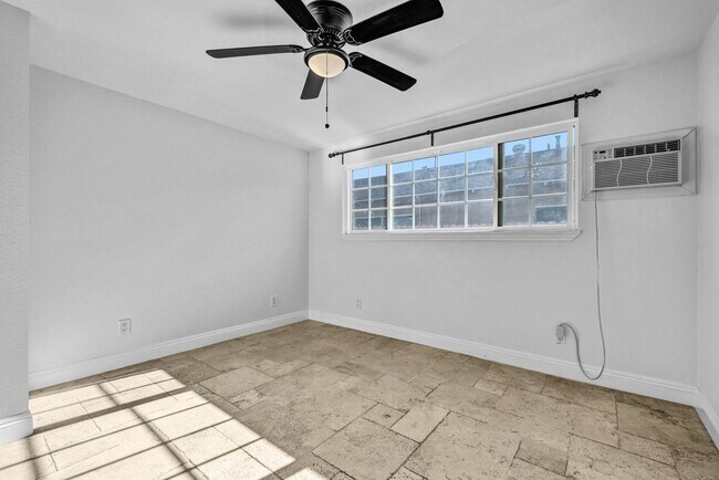 Building Photo - 13933 Saranac Dr