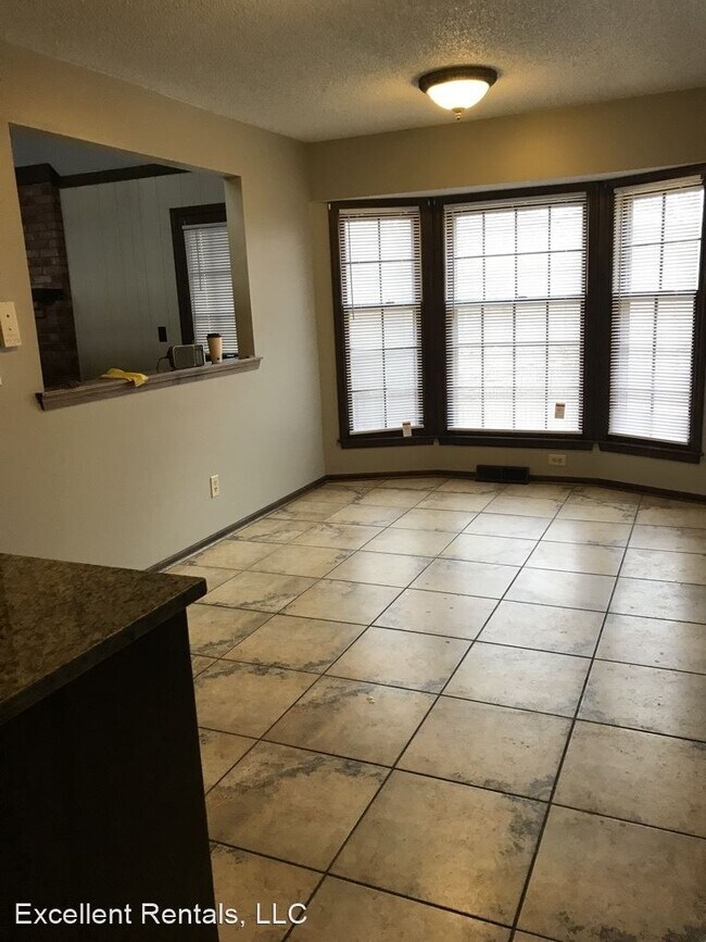 Building Photo - 4 br, 2.5 bath House - 615 NE Clubhouse Drive
