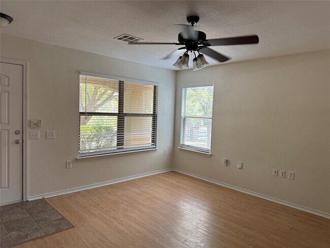 Foto del edificio - 5609 Viewpoint Dr