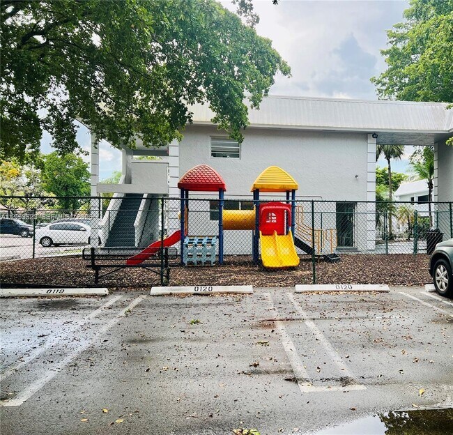 Building Photo - 17255 SW 95th Ave