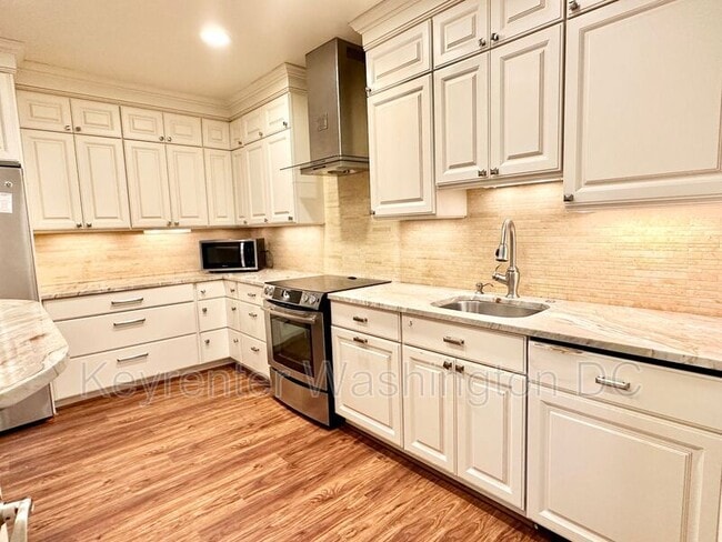 Foto del edificio - 3273 Sutton Pl NW