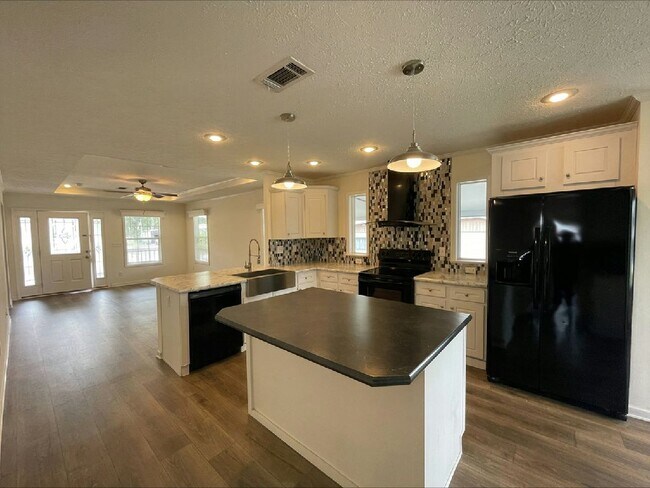 Foto del edificio - 13203 Grape Ave