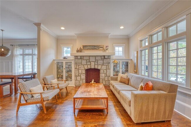 Foto del edificio - 997 Blue Ridge Ave NE