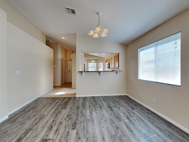 Foto del edificio - 5945 Silver Heights St