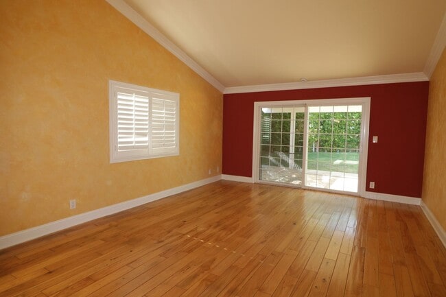 Foto del edificio - Beautiful West Hills Pool Home For Lease!