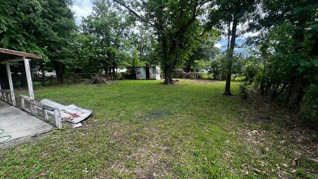 Oversized Backyard - 104 W Evergreen St