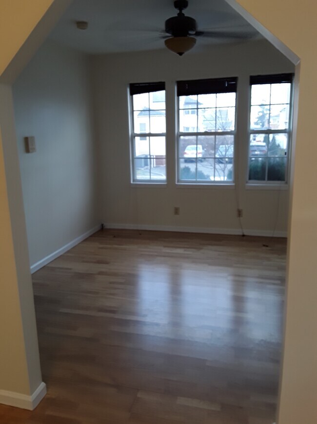 Foto del edificio - 1165 E Henry St