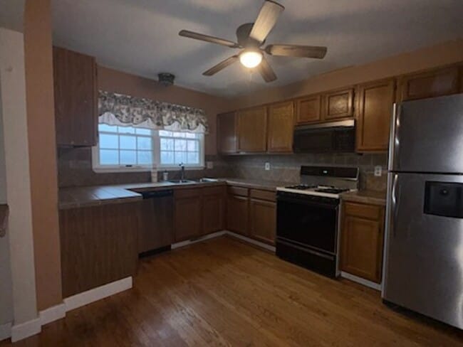 Building Photo - Single Family Townhouse with Garage