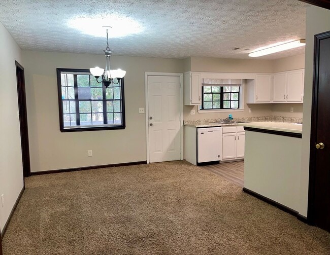 Foto del edificio - Secluded but Centrally Located 3 Bed/2 Bath Ranch!