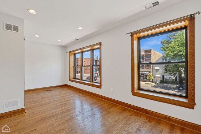 Building Photo - 4544 N Western Ave