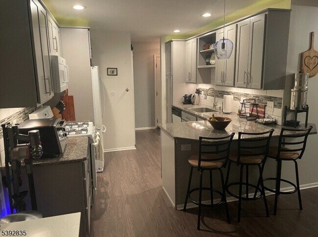 Foto del edificio - 13 Winding Brook Rd