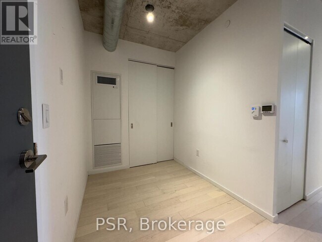 Photo du bâtiment - 21 Lawren Harris Square